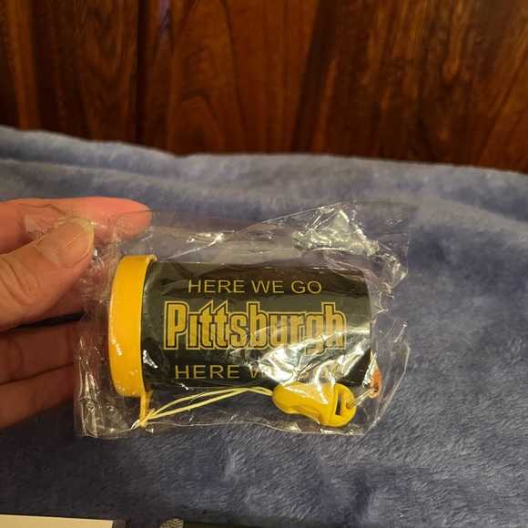 Pittsburgh Steelers Bundle, includes 2 indoor/outdoor magnets & noise maker, new - Picture 8 of 8